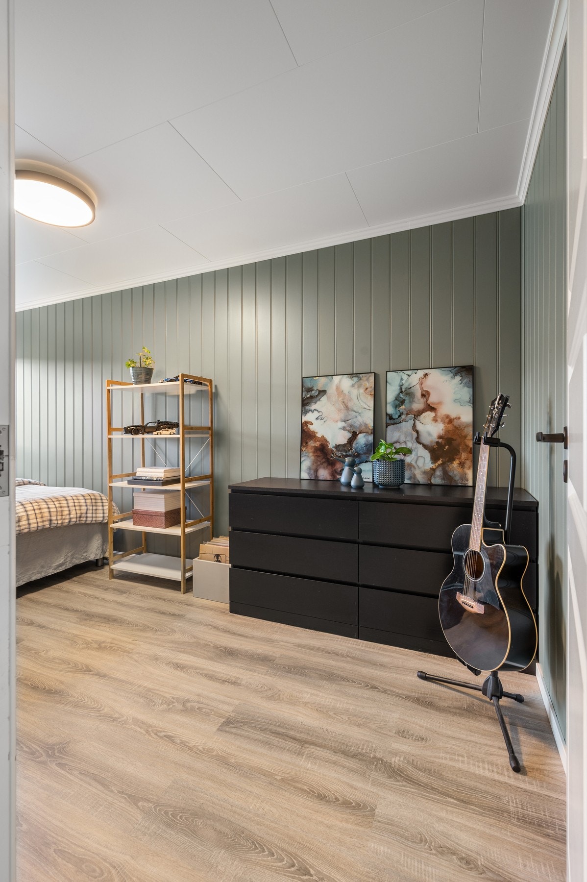 God plass til seng og kommode Galleribilde