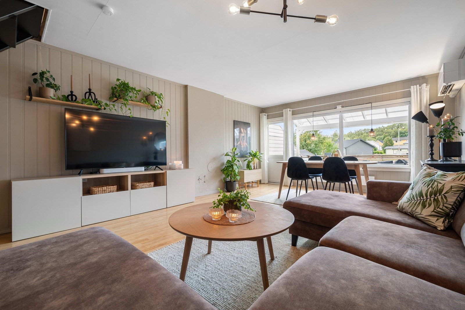 Lekker romslig stue med godt lysinnslipp Galleribilde