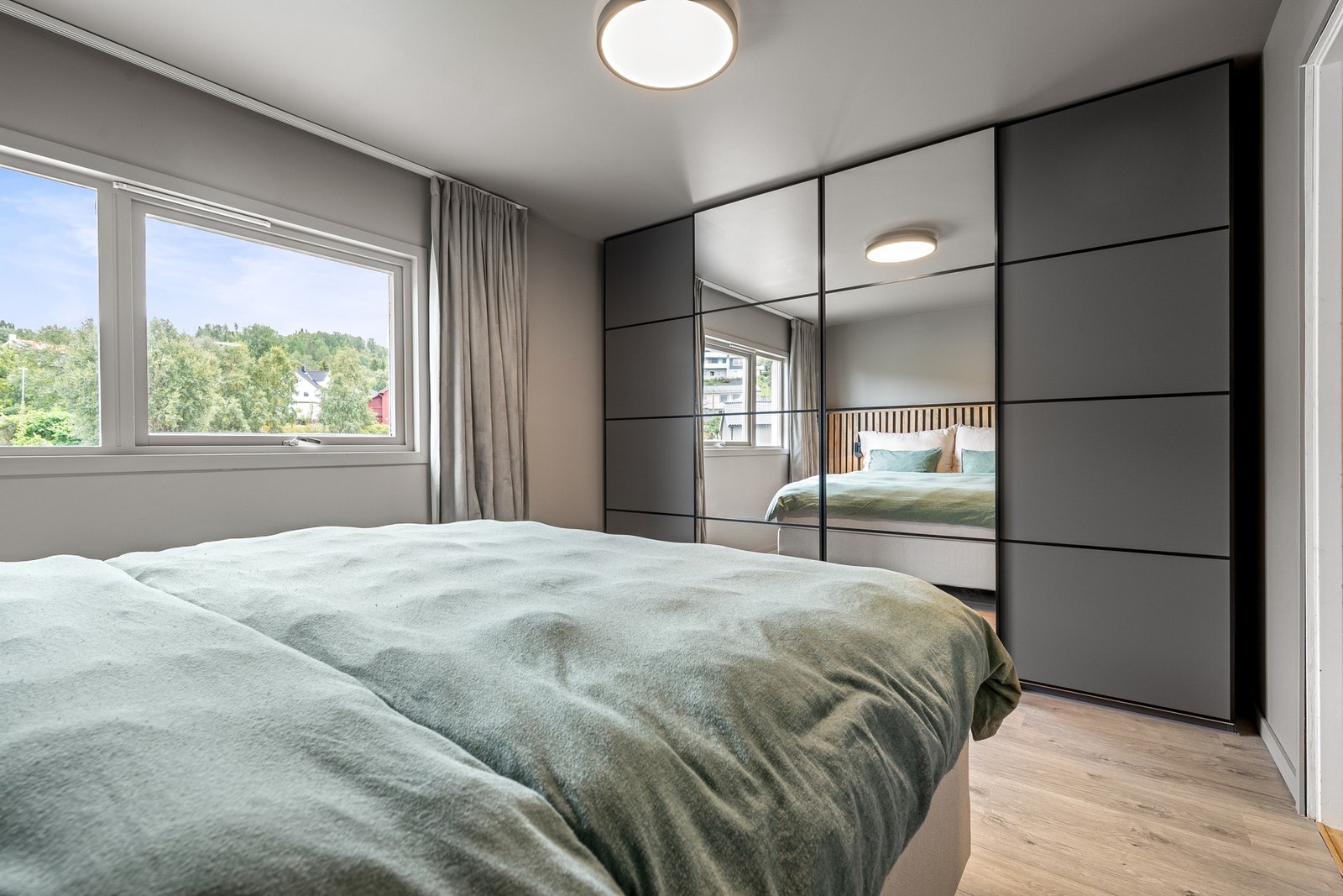 Stor skyvedørsgarderobe er luksus Galleribilde