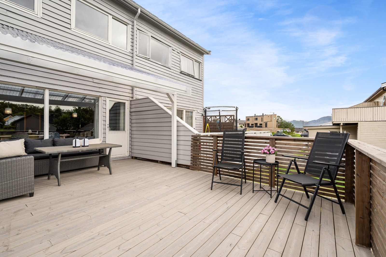 Nåværende eier har fått montert tak slik at man kan sitte ute selv om det er litt ruskete vær Galleribilde