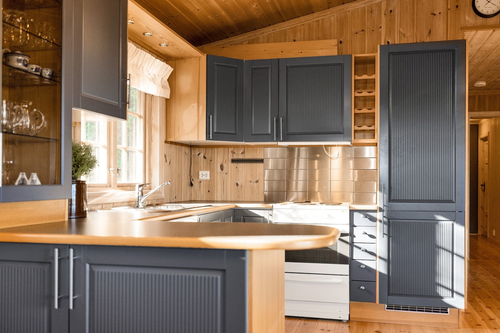 Frittstående stekeovn og integrert kjøleskap samt delvis integrert oppvaskmaskin Galleribilde