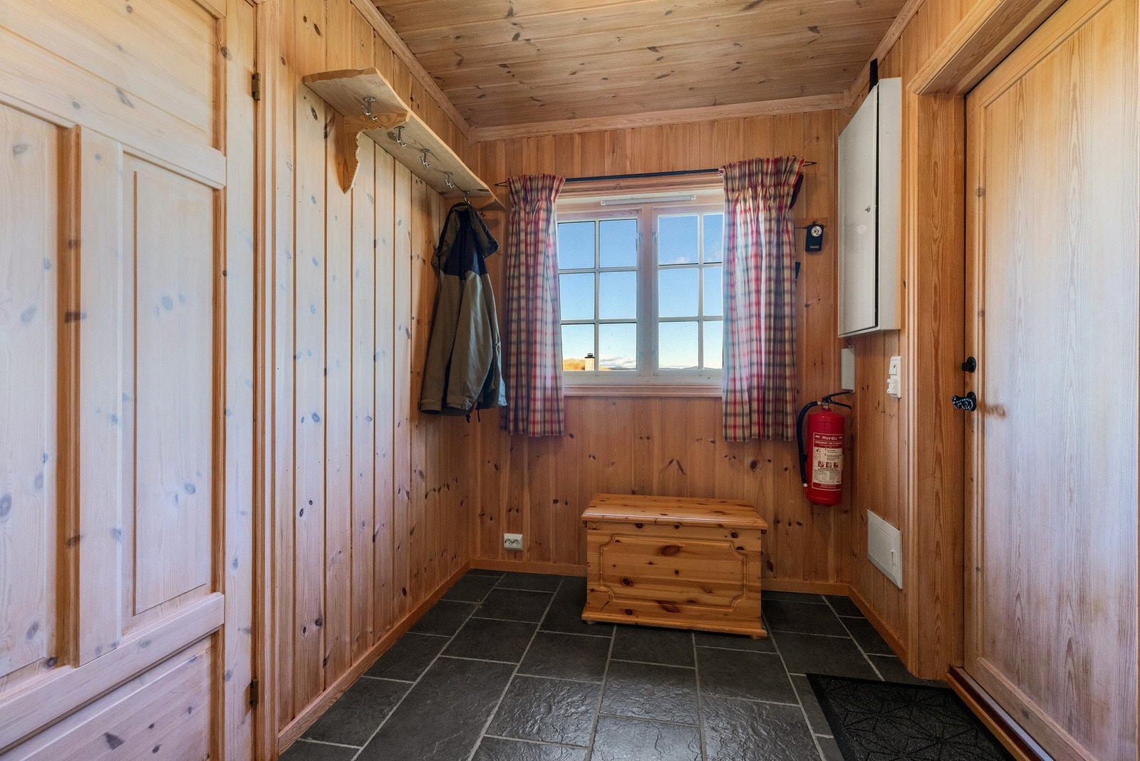 Entré med god plass til oppheng av yttertøy og sko Galleribilde