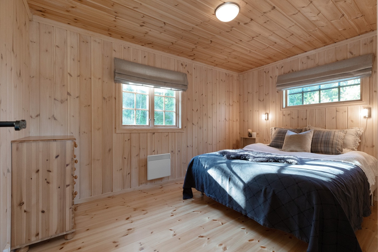 Hytta har fire soverom. Hovedsoverom med plass til dobbeltseng og kommode Galleribilde