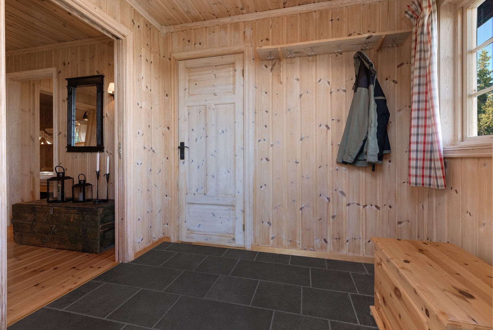 Flislagt gulv med varmekabler gir en lun velkomst Galleribilde