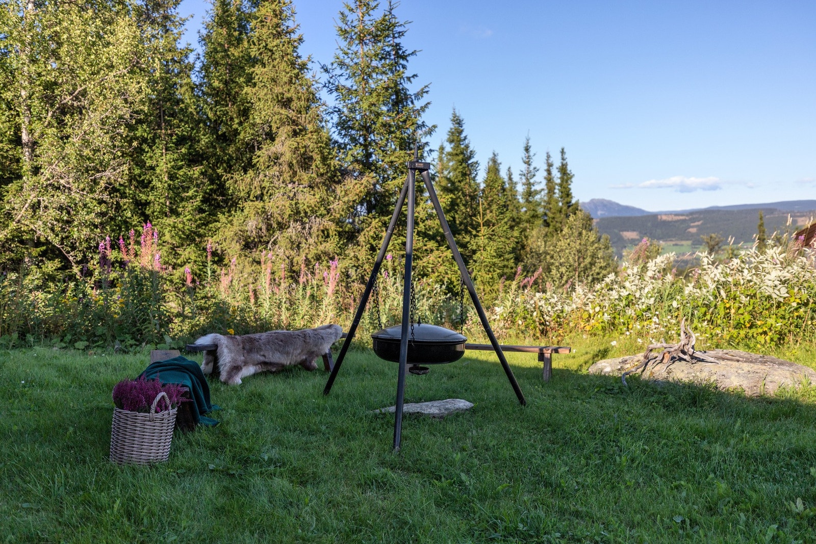 Eiendommen byr på fine utesoner og flott utsikt Galleribilde