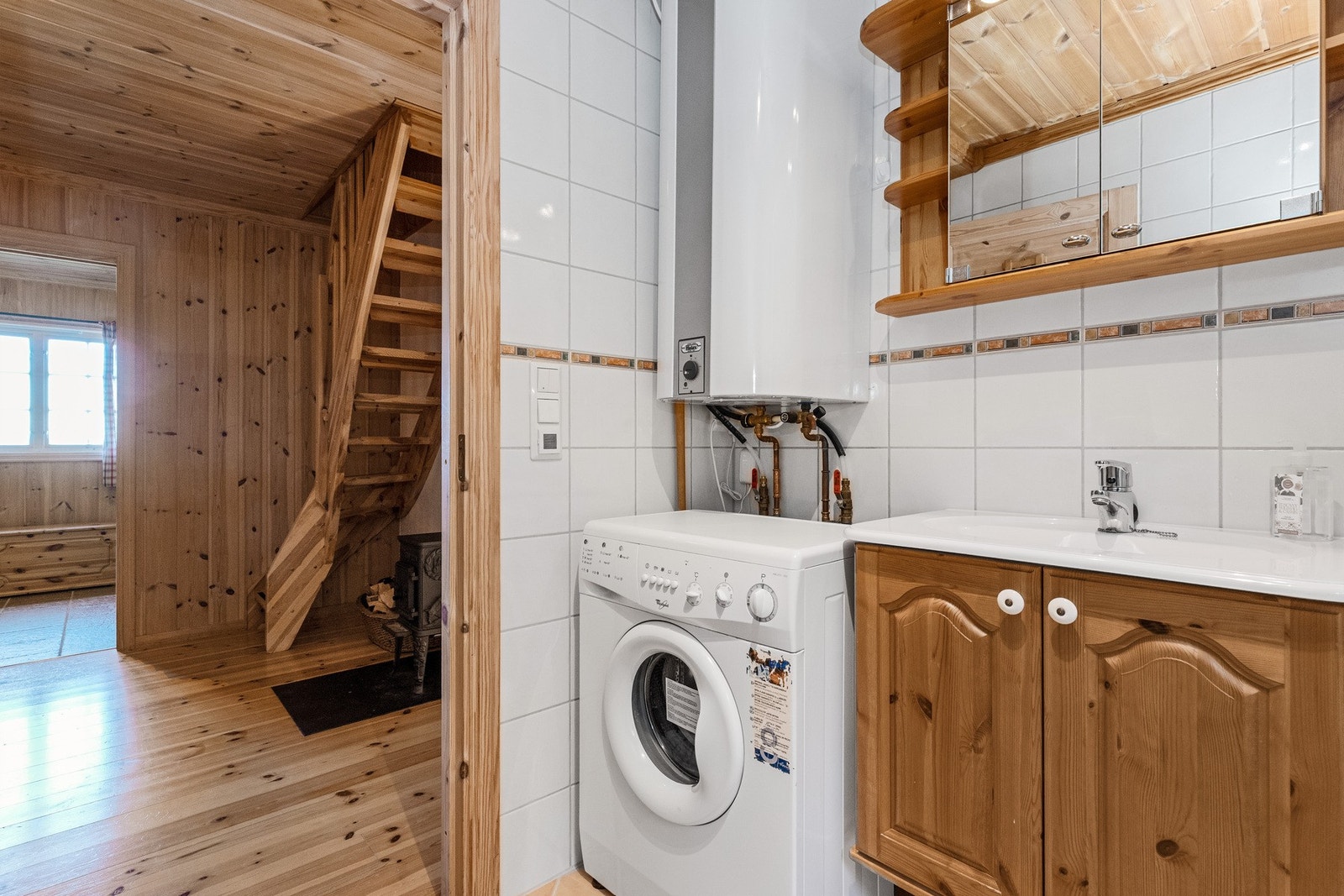 Varmtvannstanken er plassert inne på bad og det er opplegg til vaskemaskin Galleribilde