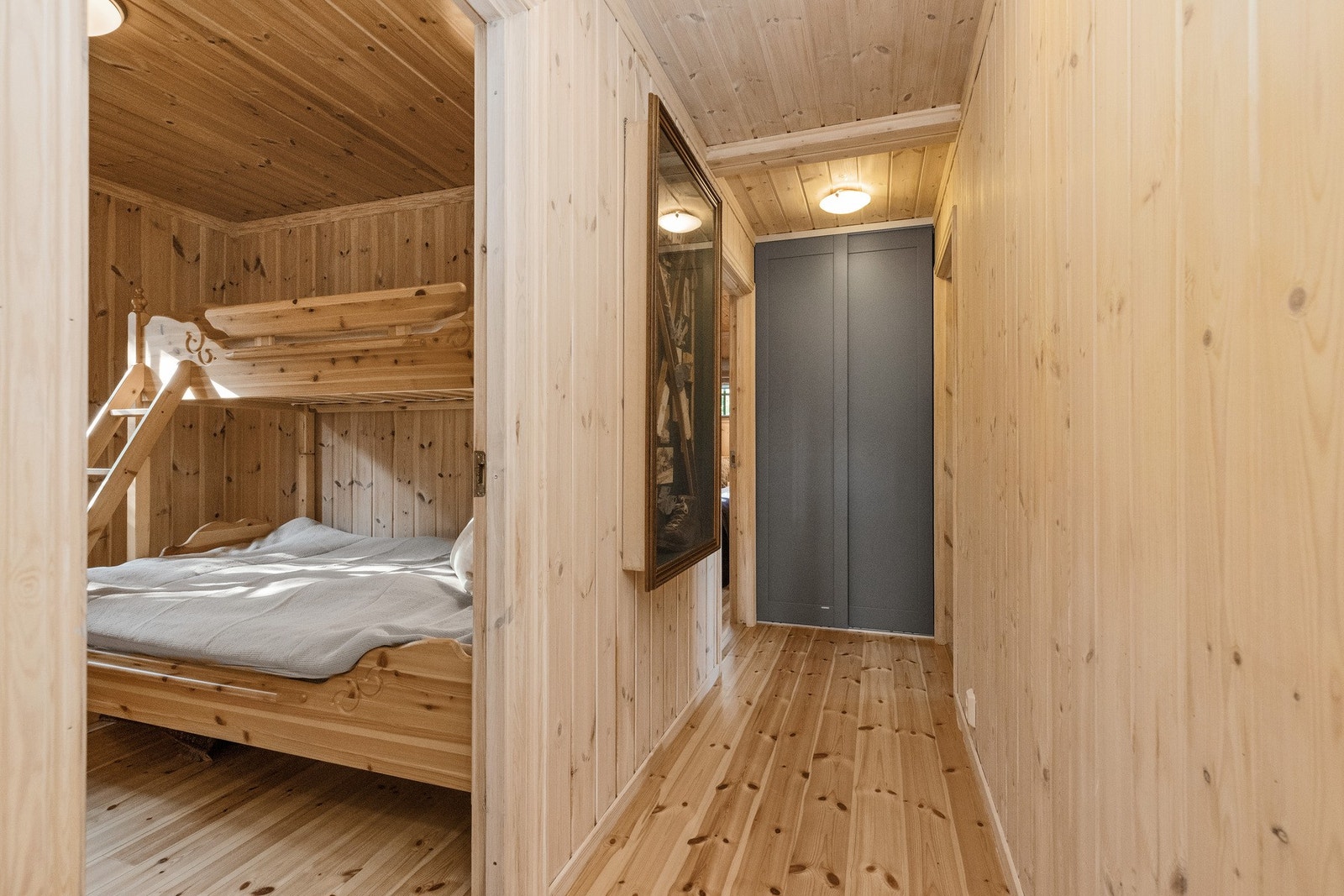 Mellomgang har i enden et plassbygd garderobeskap med skyvedører Galleribilde