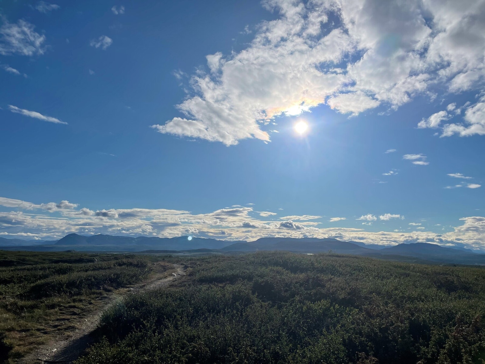 Fra stien ned igjenb fra Synet har man denne utsikten Galleribilde