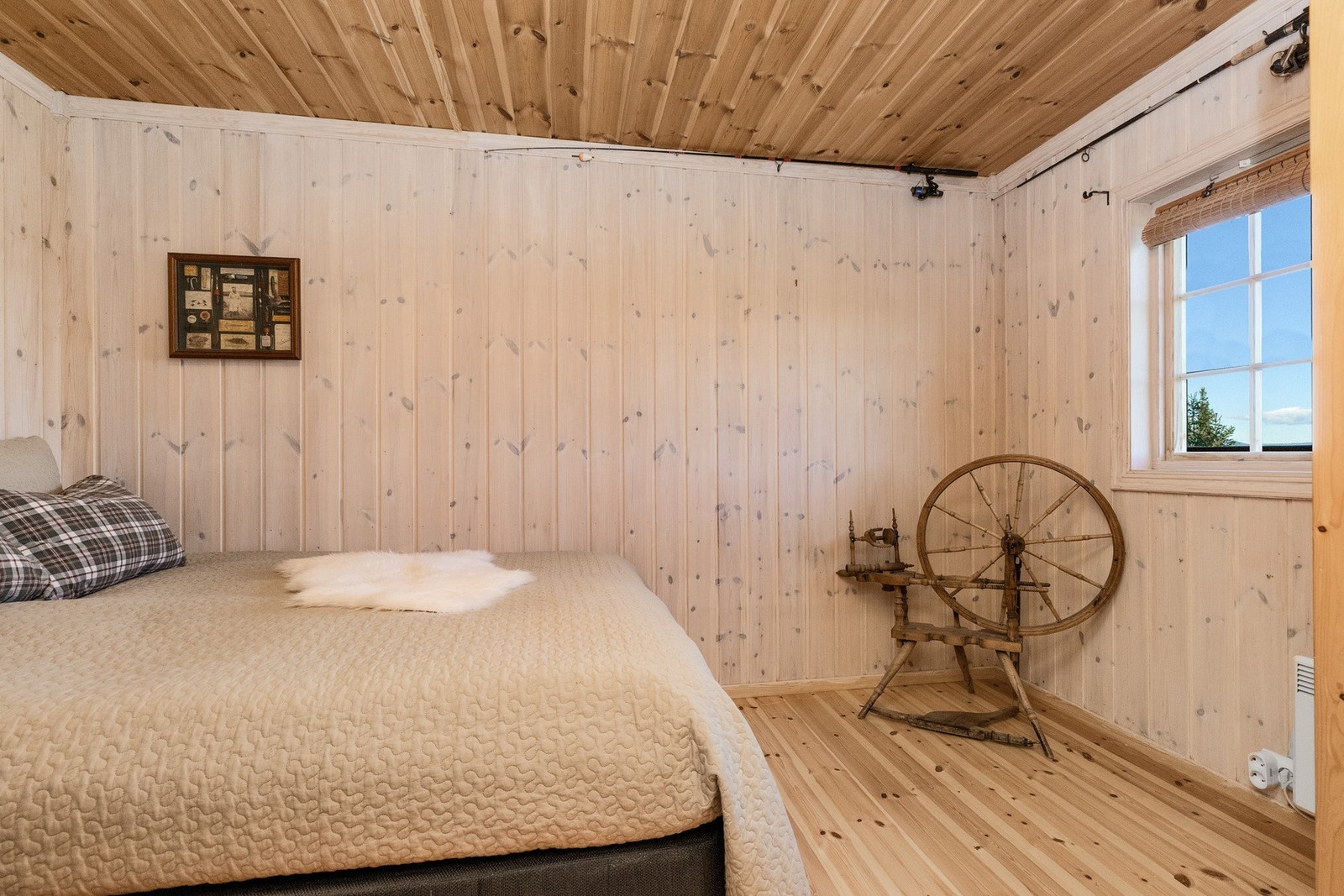 Soverom to også med plass til dobbeltseng Galleribilde