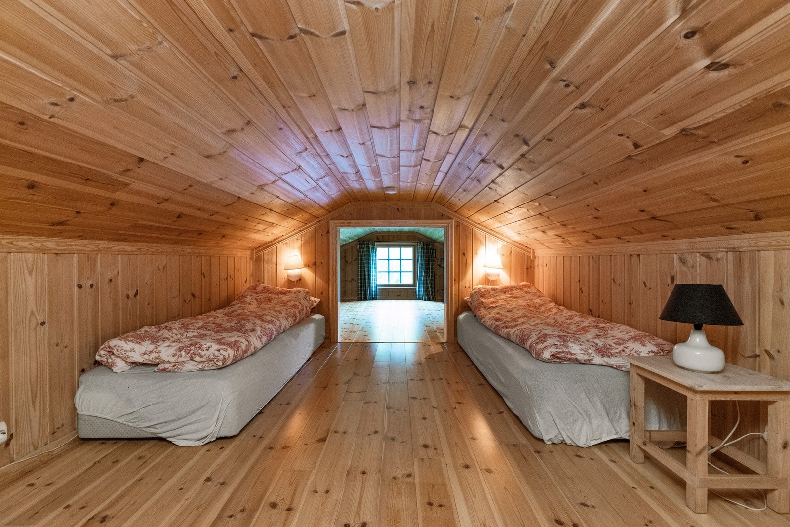 Hemsen er innredet med sengeplasser. Rømning via vindu der vindusstørrelse er tilstrekkelig i henhold til krav, men hemsen er ikke godkjent som rom for varig opphold/soverom Galleribilde