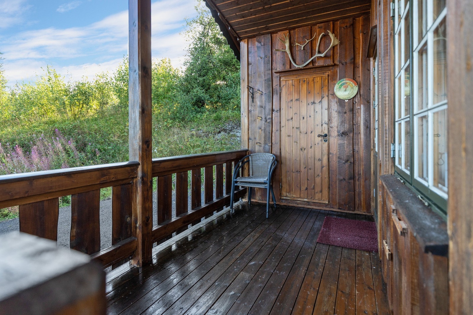 Fra terrassen er det direkte tilgang til en praktisk bod - ideell for oppbevaring av ved, slik at du enkelt kan hente ved og ta med rett inn i stuen Galleribilde