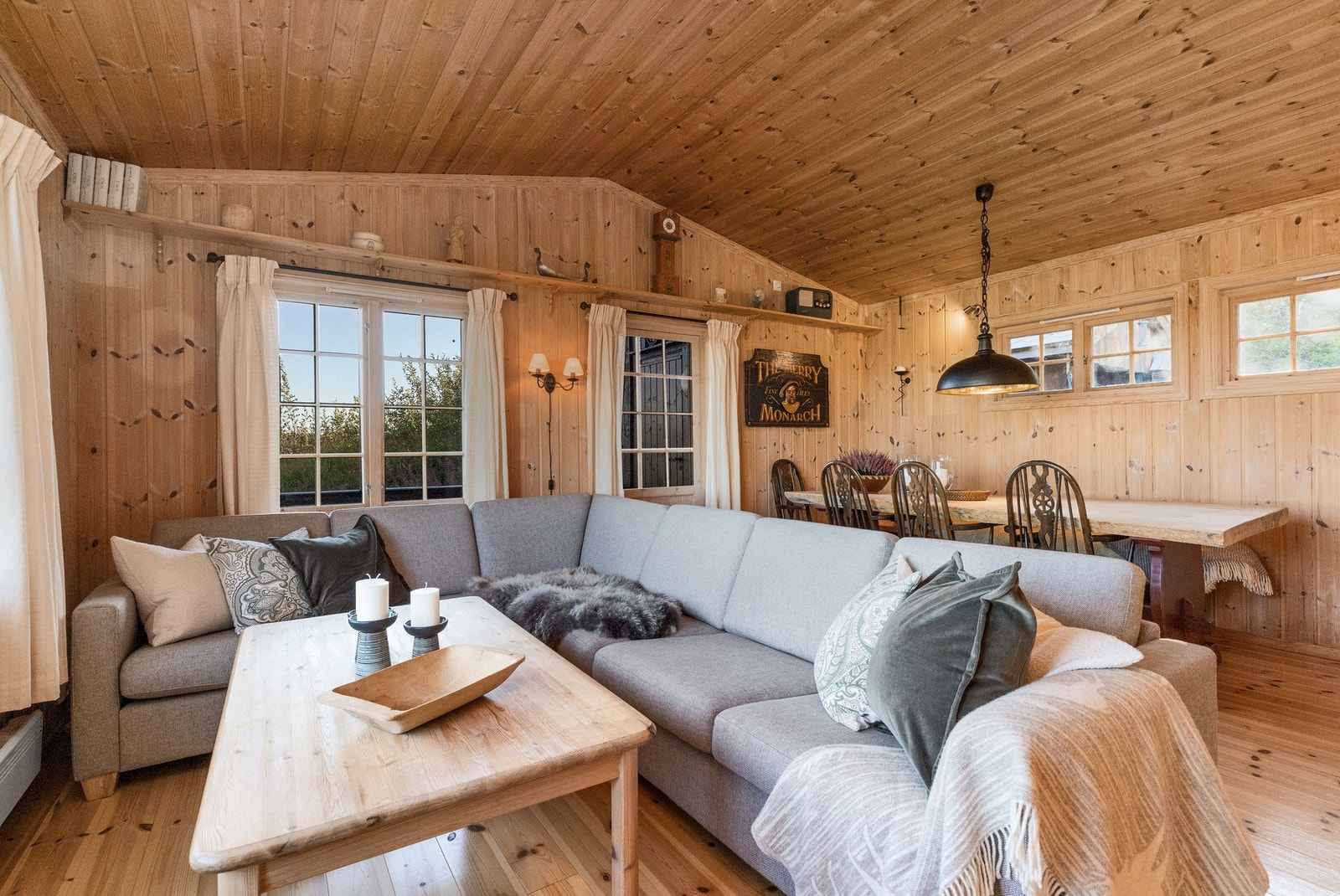 Trehvite overflater og smårutete vinduer som slipper inn dagslyset Galleribilde