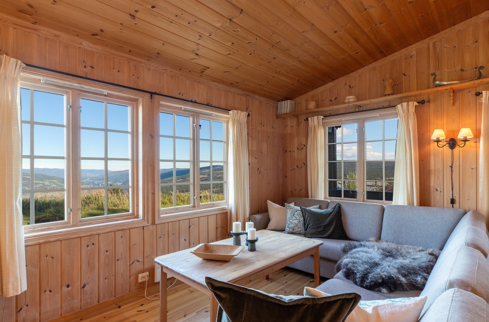 Fra vinduene flommer dagslyset inn Galleribilde