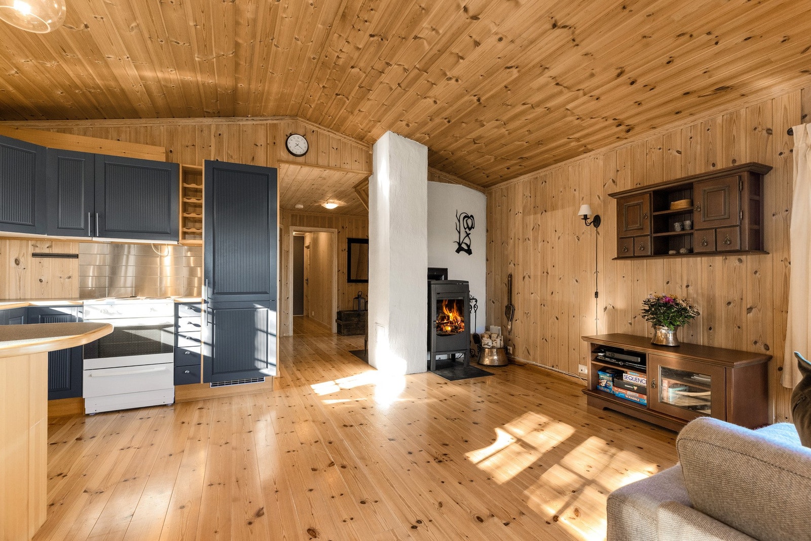 Peisovn i rommet gir en god varme og lun atmosfære Galleribilde