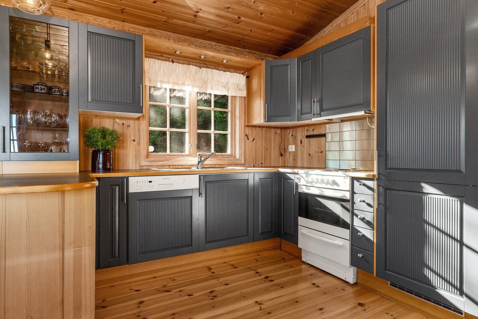 Åpen kjøkkenløsning med barløsning ut mot stuedelen Galleribilde