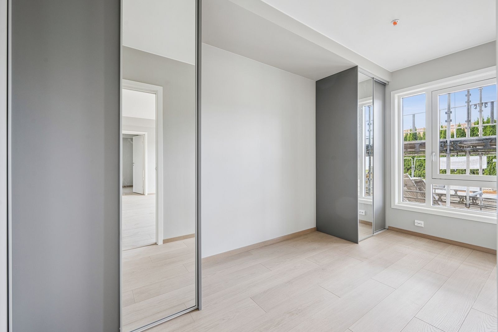 Soverom 2 er av god størrelse og har garderobeskap Galleribilde