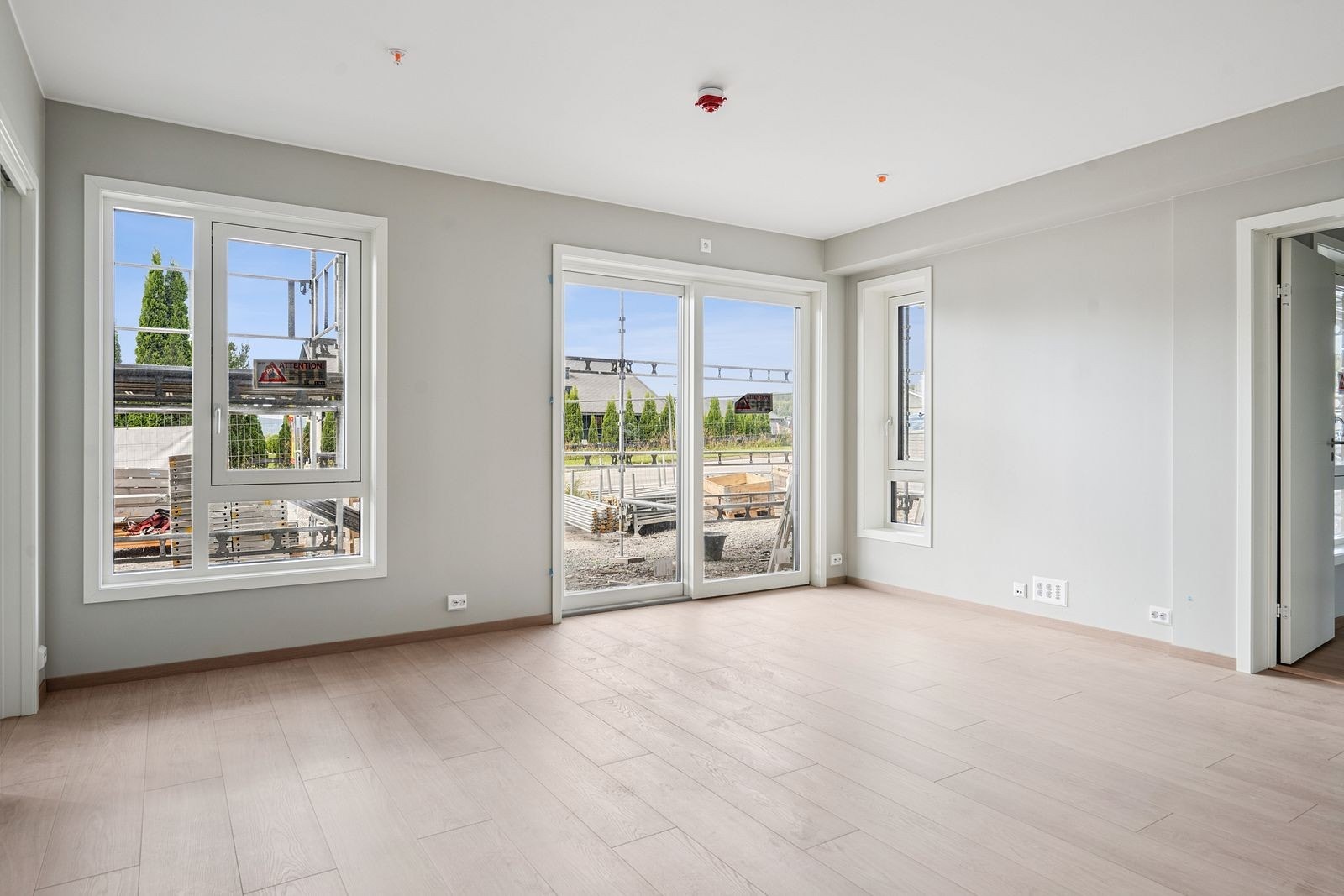 Store vindusflater gir godt med lys. Utgang til terrasse (ikke ferdigstilt på bildet) Galleribilde