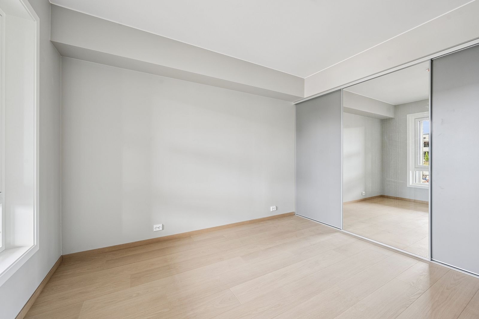 Hovedsoverom med stor skyvedørsgarderobe Galleribilde