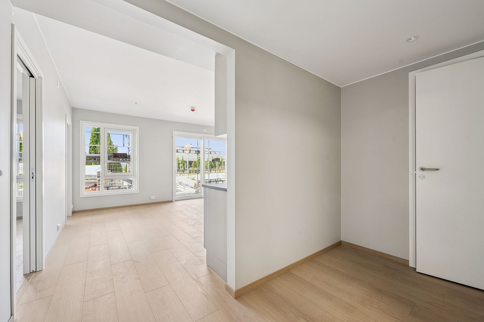 Velommen inn! Stor gang med inngang til bod/teknisk rom Galleribilde