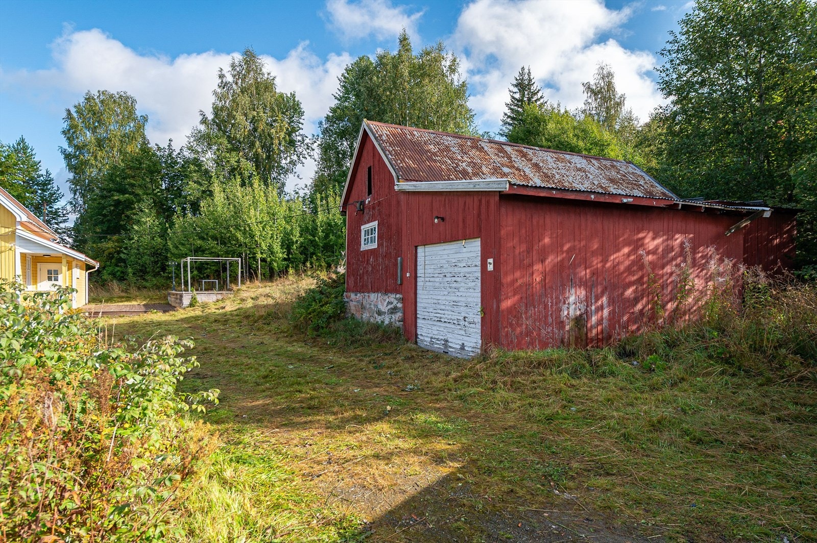 Tilhørende uthus med liten garasje og bod. Galleribilde