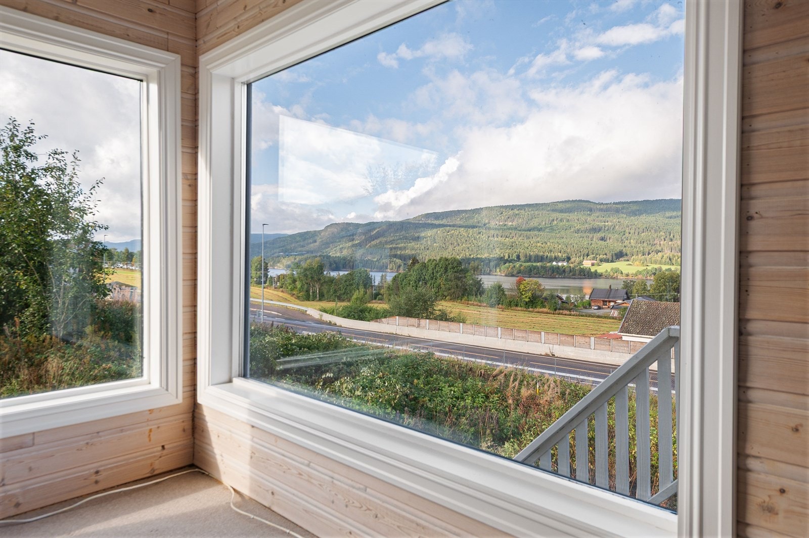 Store vinduer som gir mye dagslys. Galleribilde