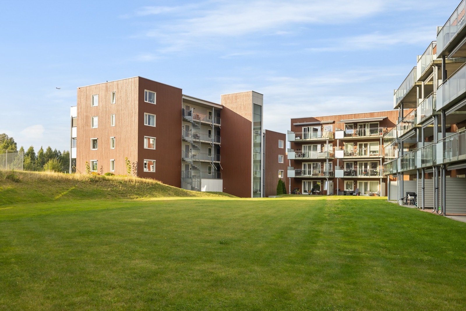 Leiligheten ligger i et moderne bygg fra 2012. Det er svært god plass på den store tomten. Galleribilde