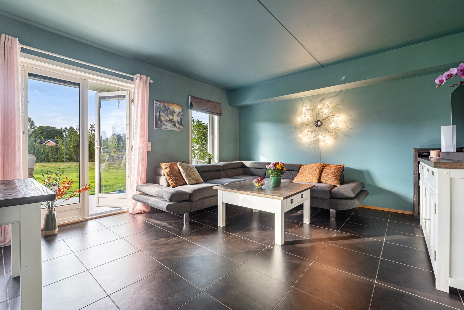 Stuen er av god størrelse og har utgang til den solrike uteplassen. Galleribilde