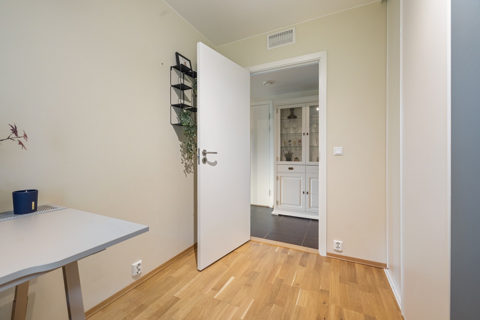 Her er det også innebygd garderobeløsning. Det er komfortabelt plass til en 120/150 seng. Galleribilde