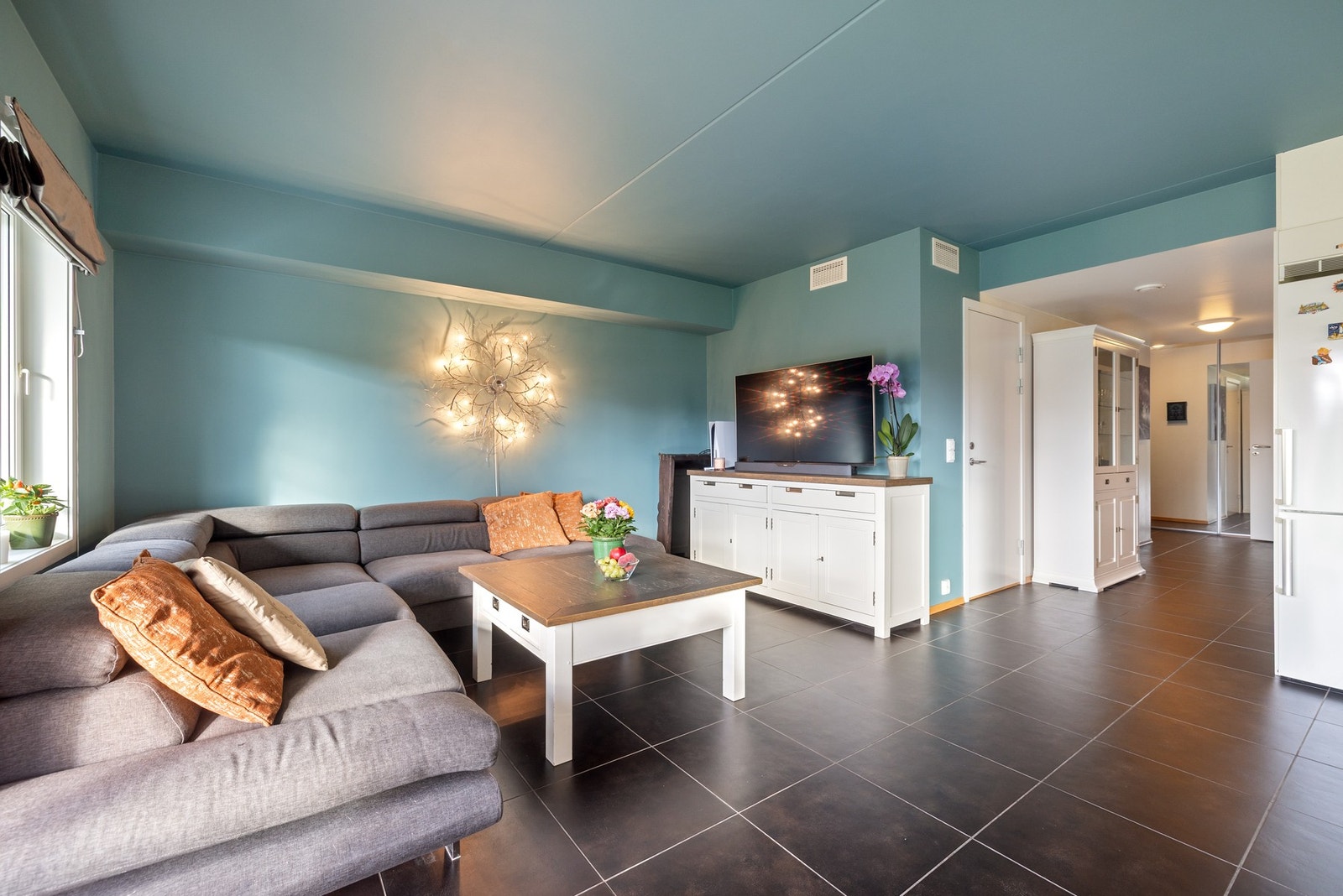 Denne delen av stuen kan med enkle grep gjøres om til et ekstra soverom! Galleribilde