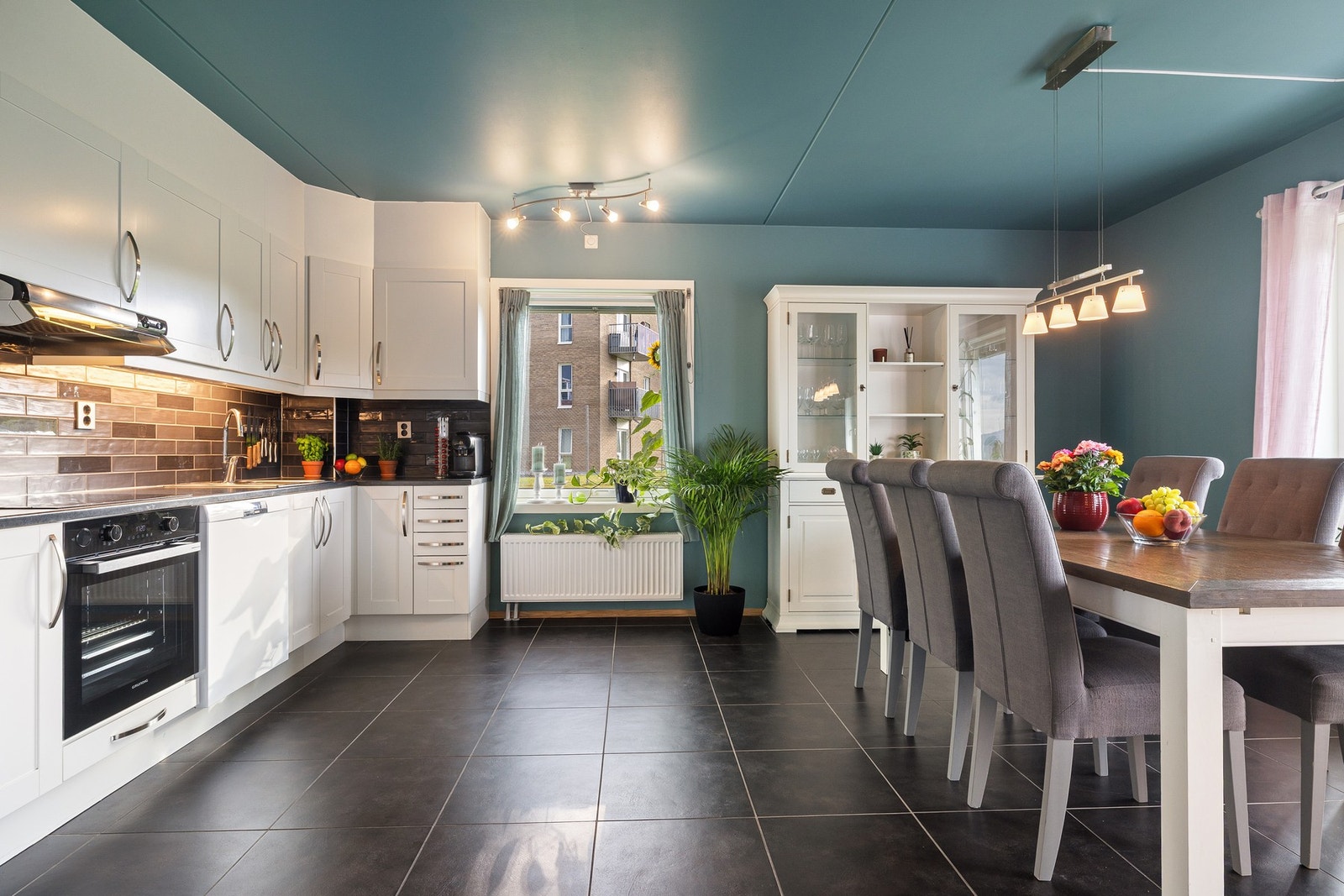 Kjøkkenet ligger i åpen løsning med stuen, og har god plass til et større spisebord. Galleribilde