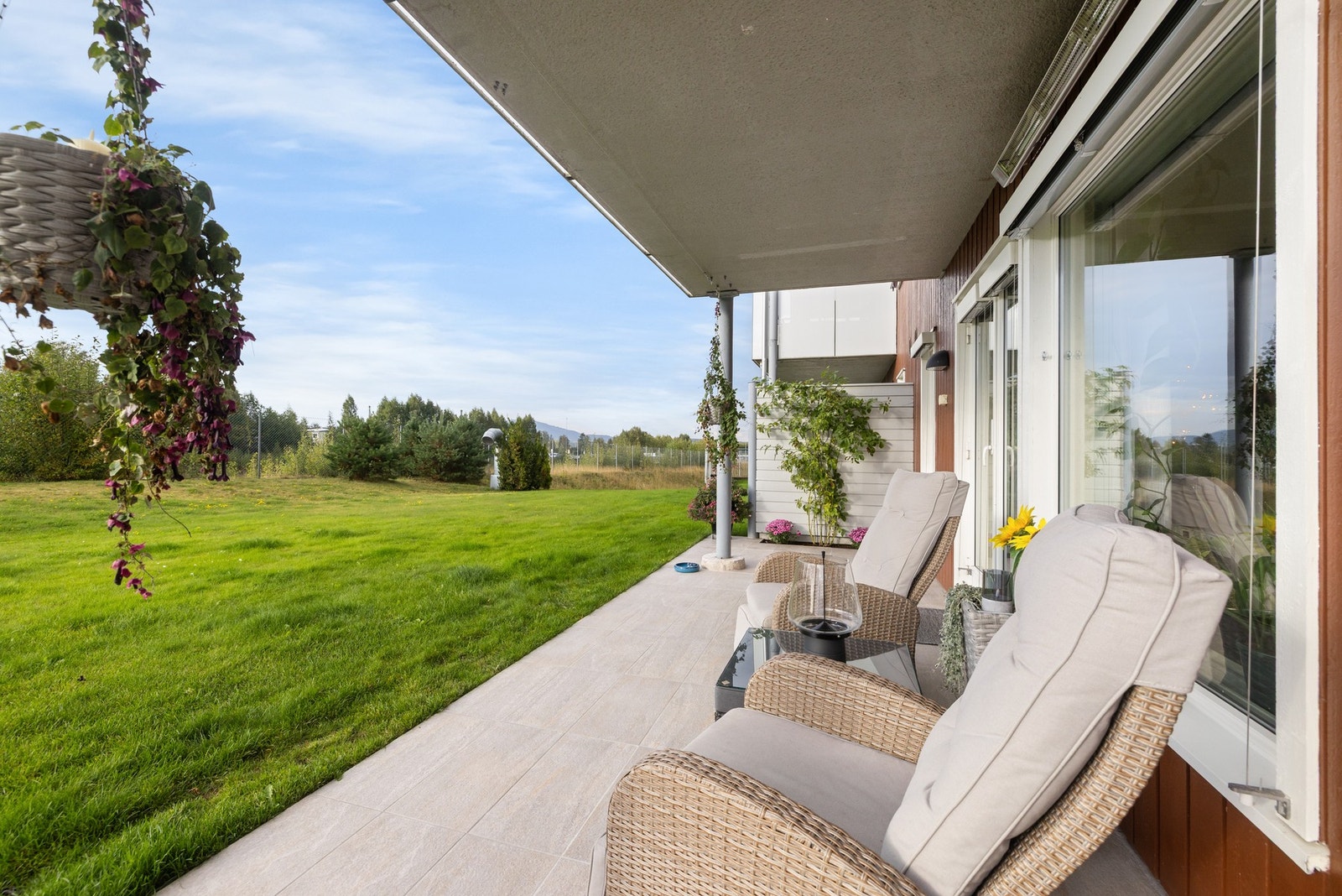 Uteplassen er skjermet mot innsyn fra begge sider. Galleribilde