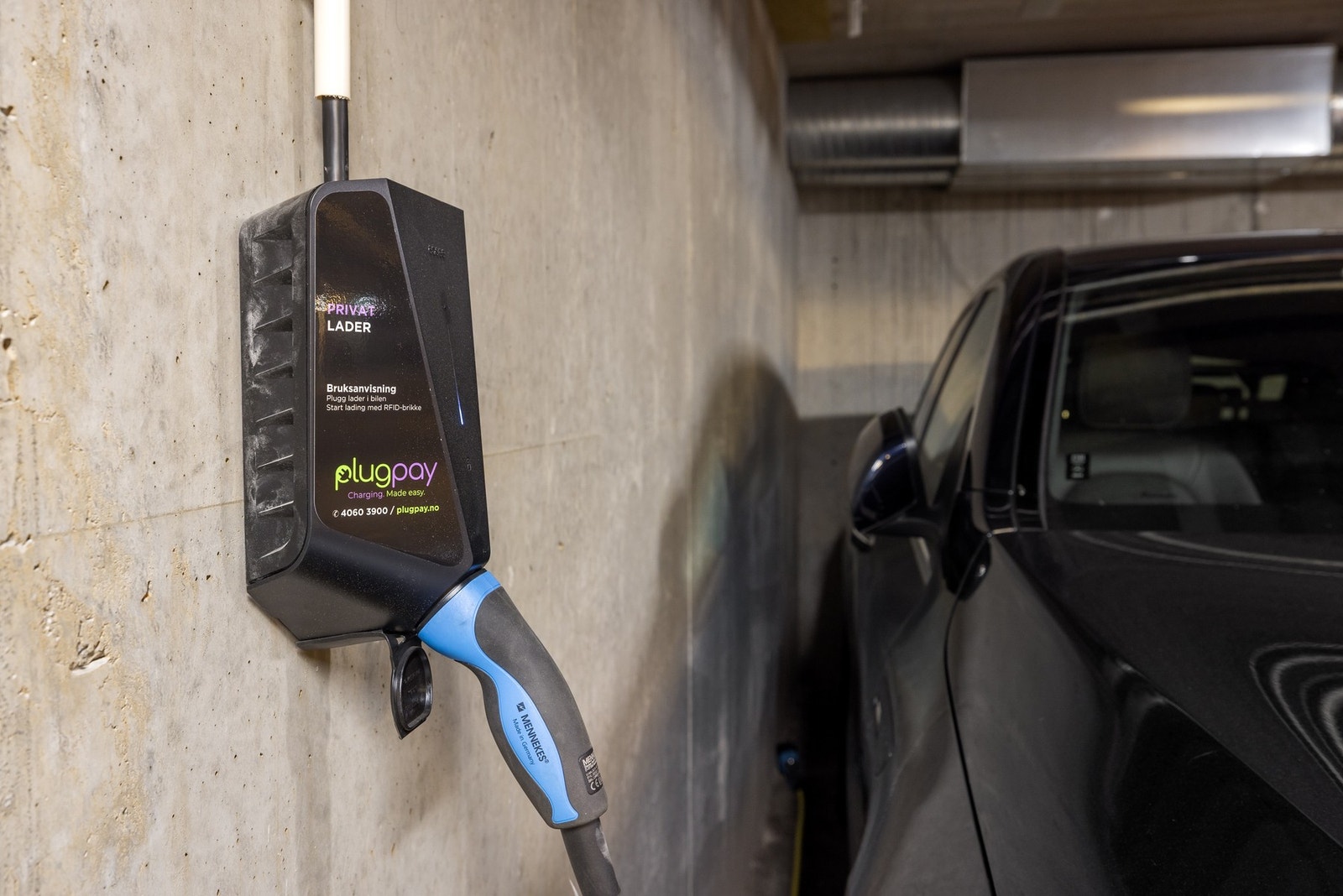 Lader til elbil er montert på plassen. Galleribilde