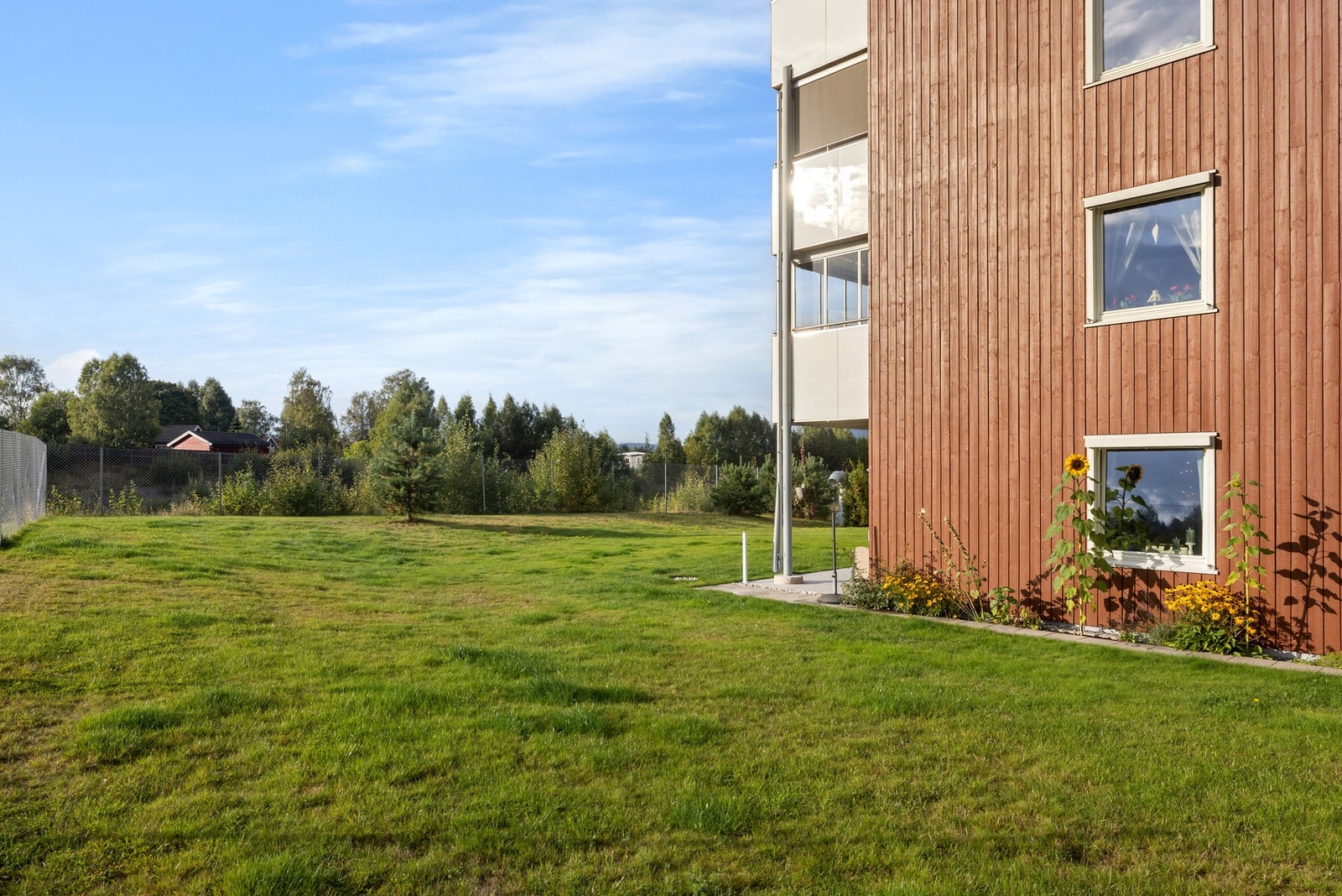 Nåværende eier har plantet diverse blomster langs denne veggen. Galleribilde
