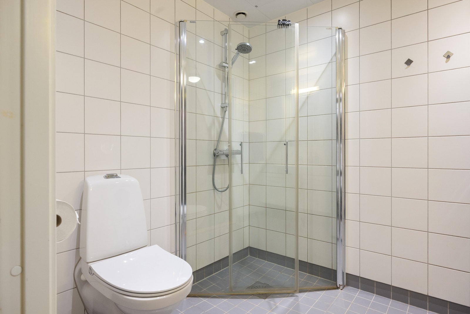 Badet er i likhet med stuen, kjøkkenet, og inngangspartiet utstyrt med varme i gulvet. Galleribilde