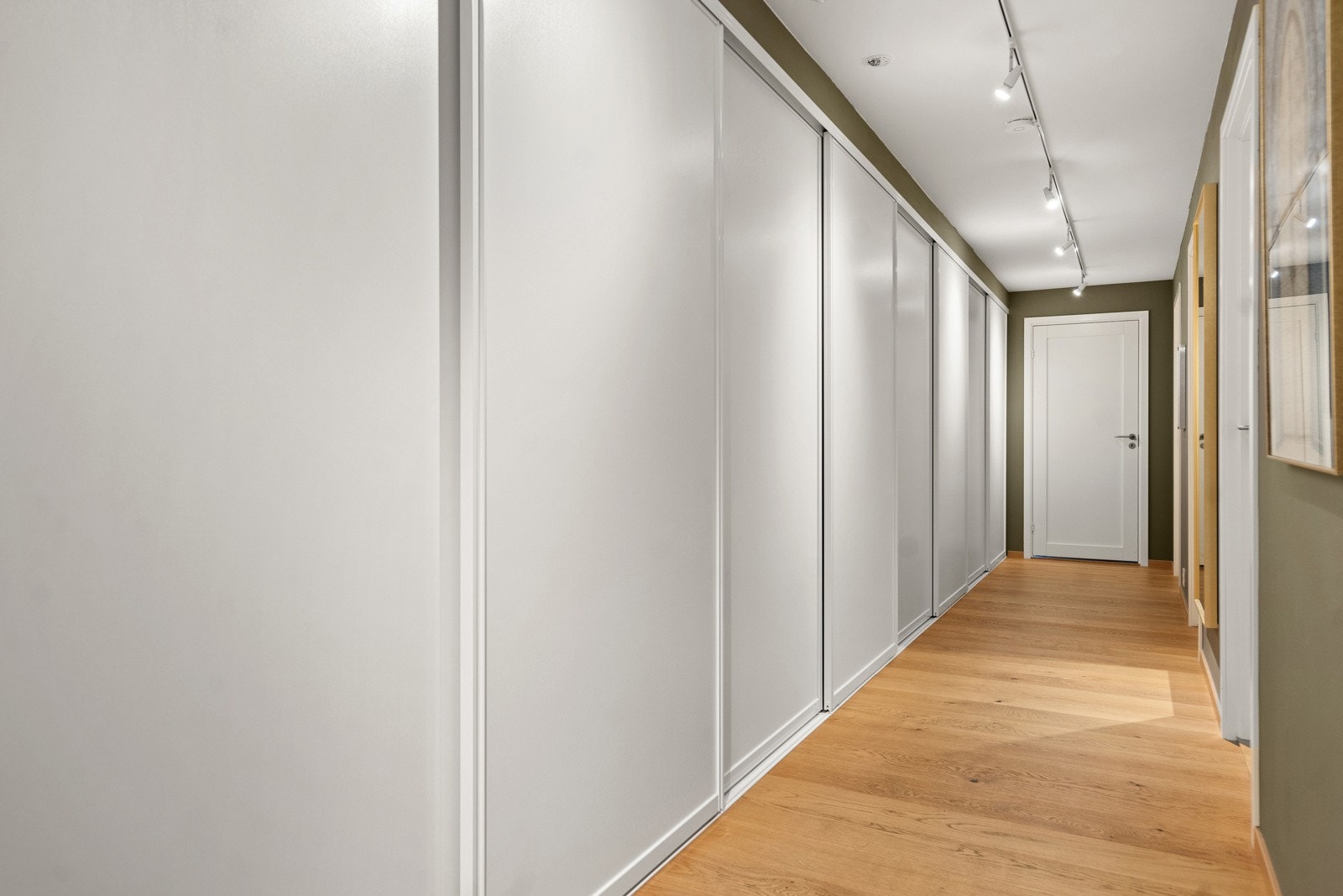 Soveromsgang med stor skyvedørgarderobe Galleribilde