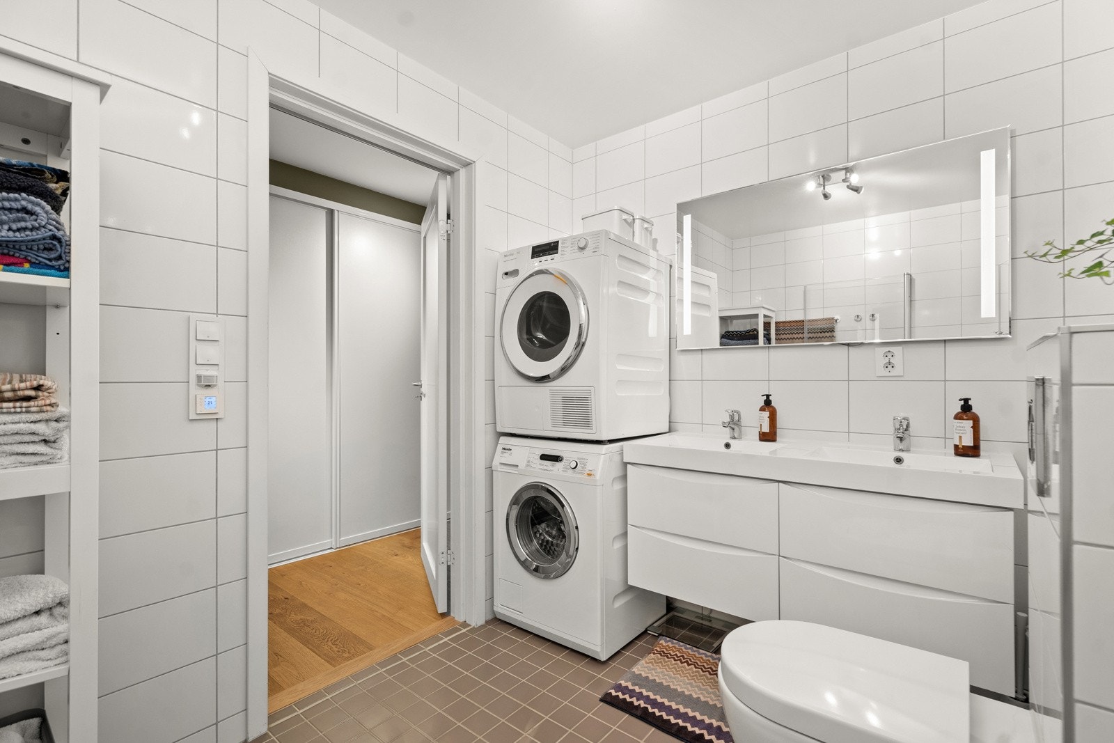 Bad 2 med opplegg for vaskemaskin Galleribilde