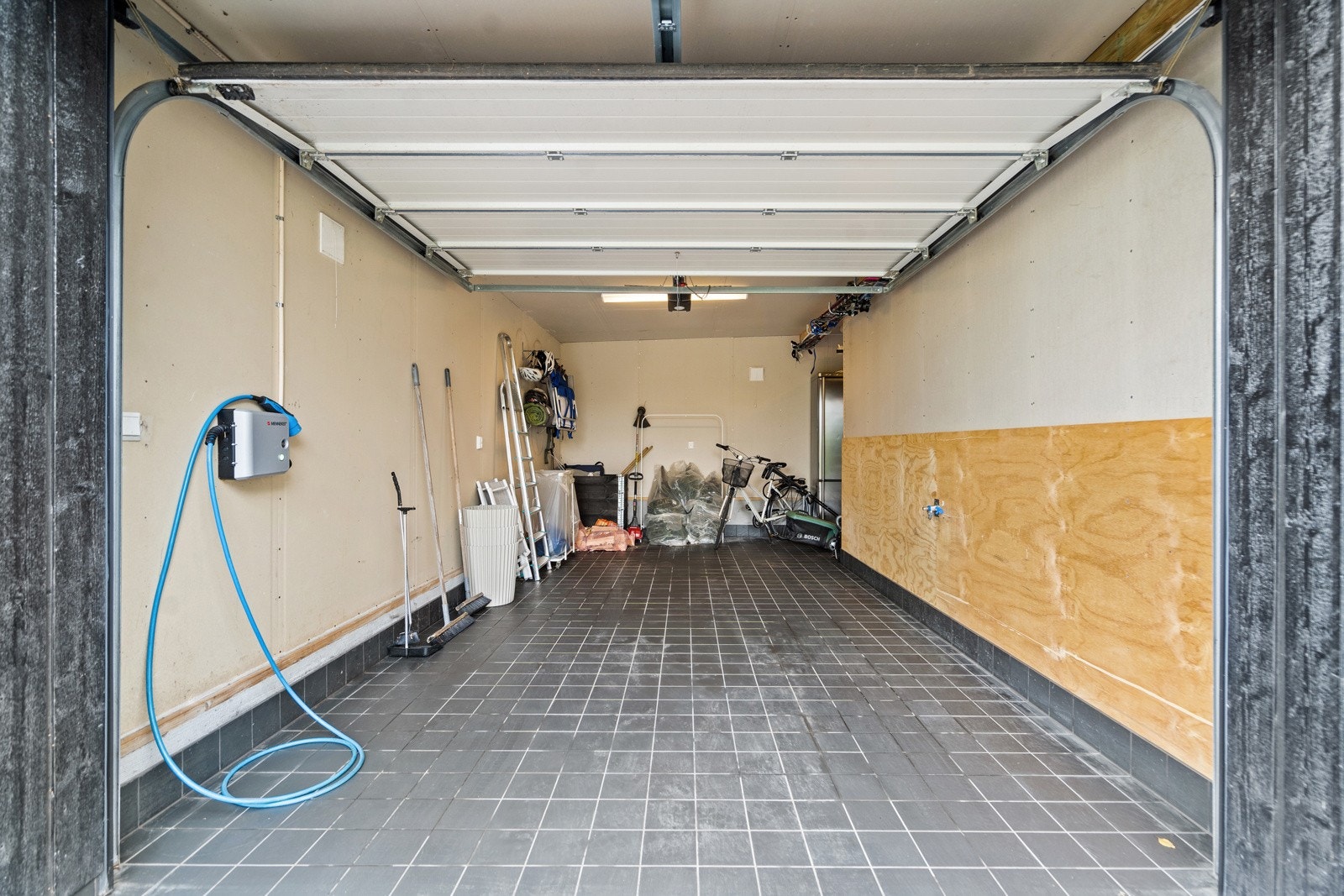 Dyp garasje med varmekabler og elbil lader Galleribilde