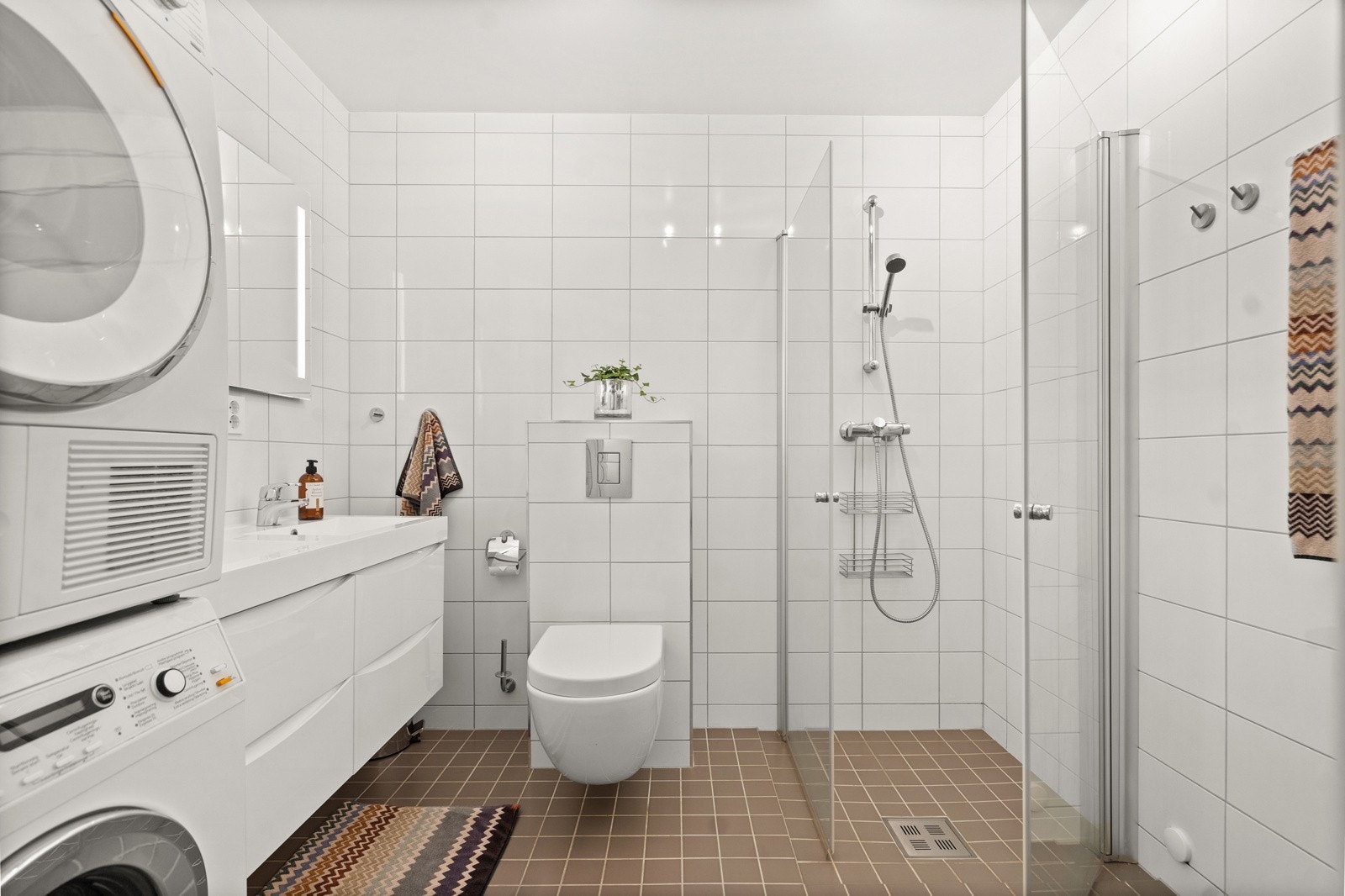 Bad 2 med opplegg for vaskemaskin Galleribilde