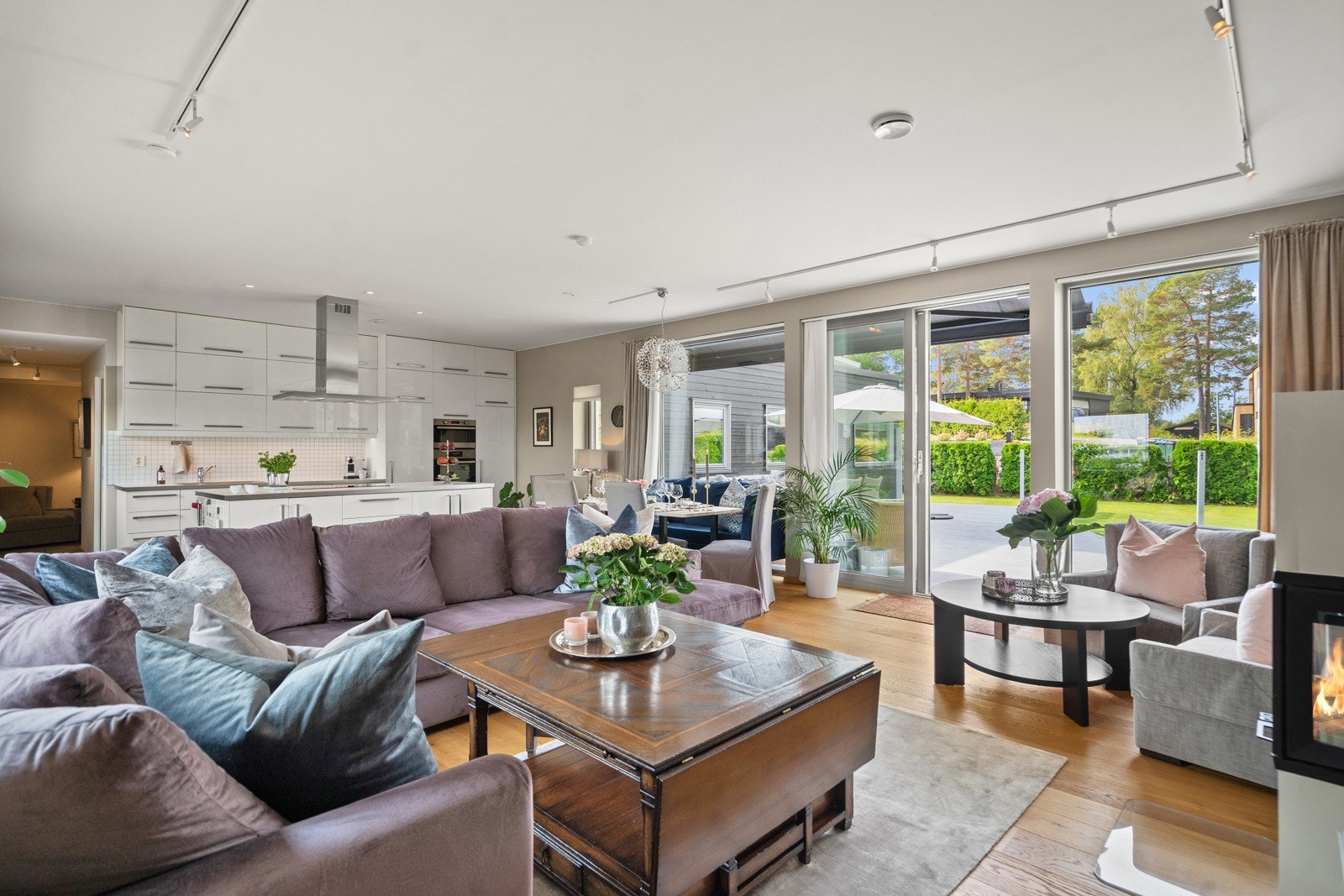 Stor stue med store vindusflater Galleribilde