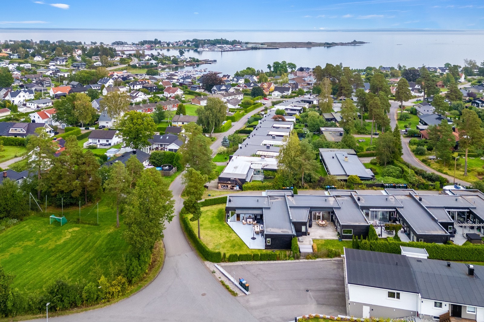 Skole, sjø og strand i umiddelbar nærhet Galleribilde