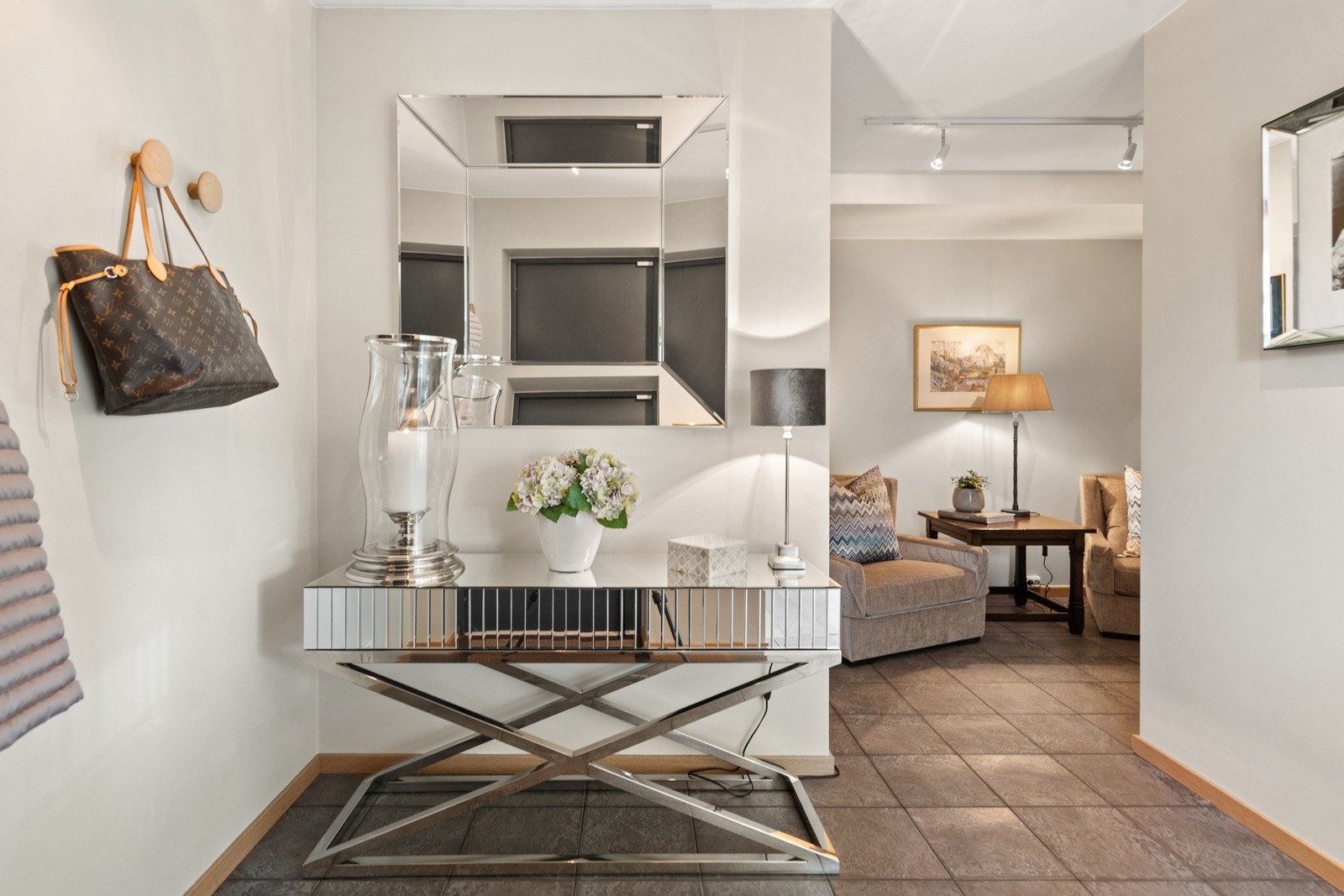 Romslig hall med bod og klesgarderobe Galleribilde