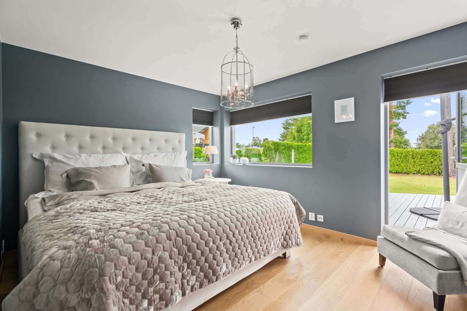 Hovedsoverom med eget bad og utgang til terrassen Galleribilde