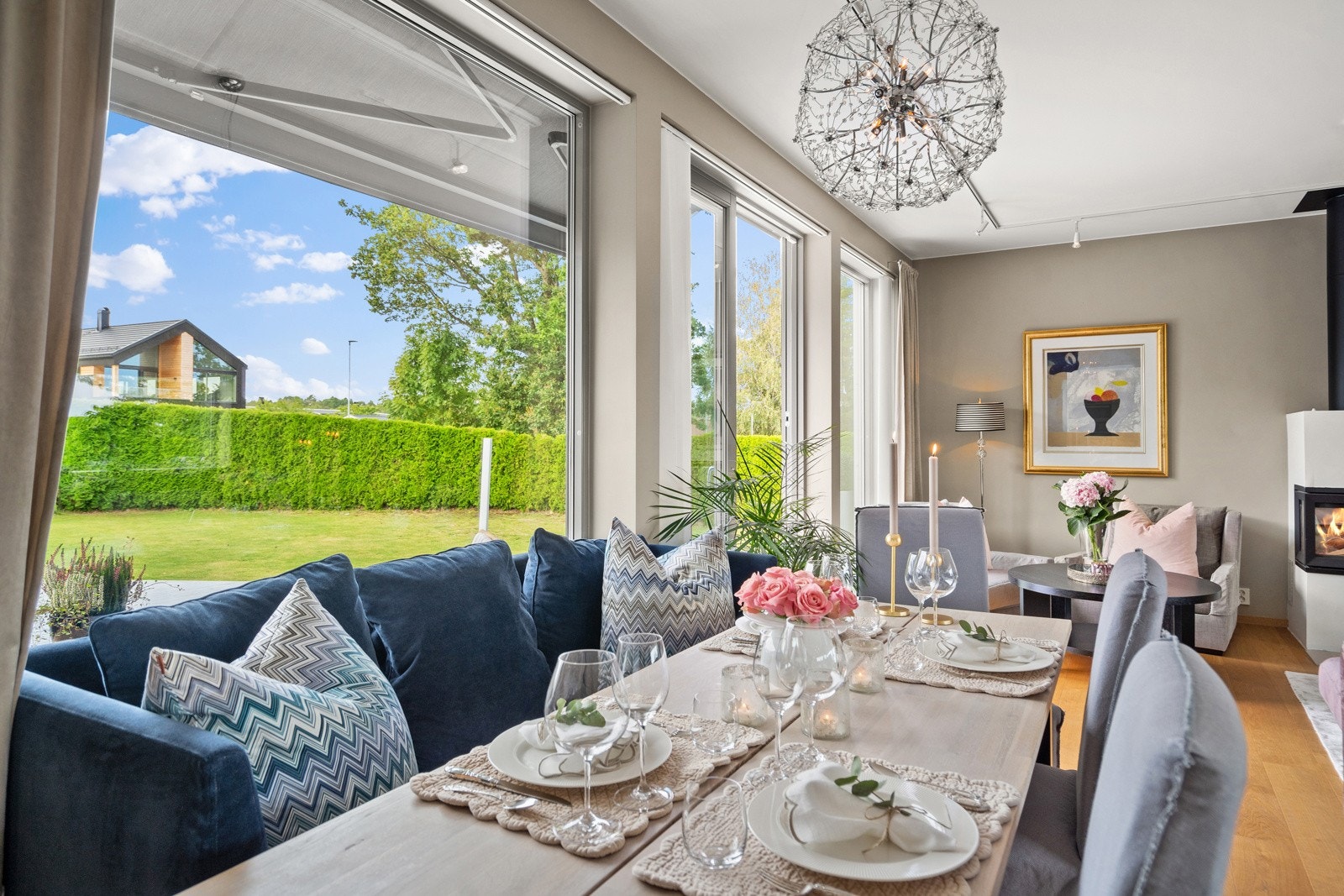 God plass til et langt og sosialt spisebord Galleribilde