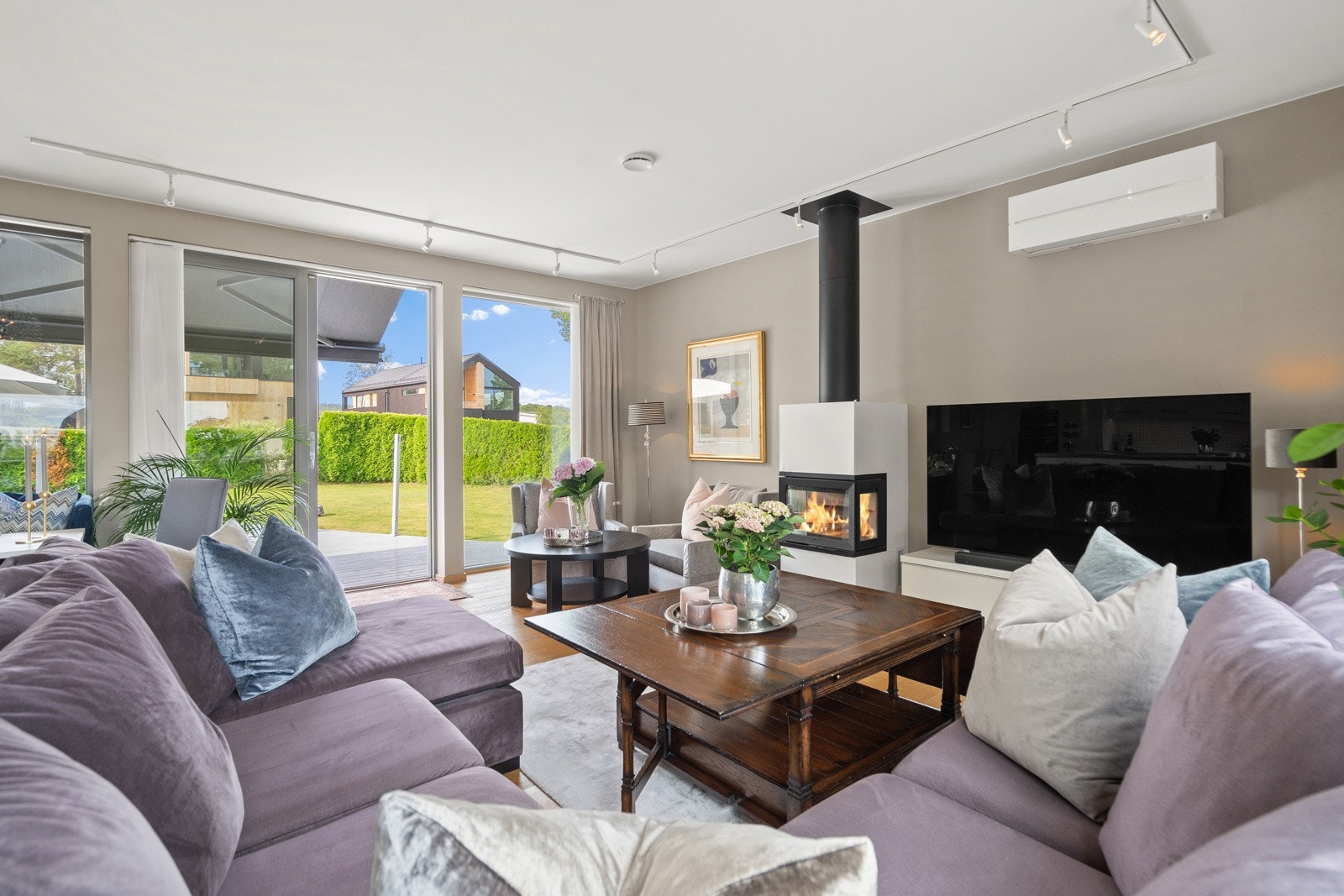 Lys og delikat stue med hele 2,70 m høy himling Galleribilde