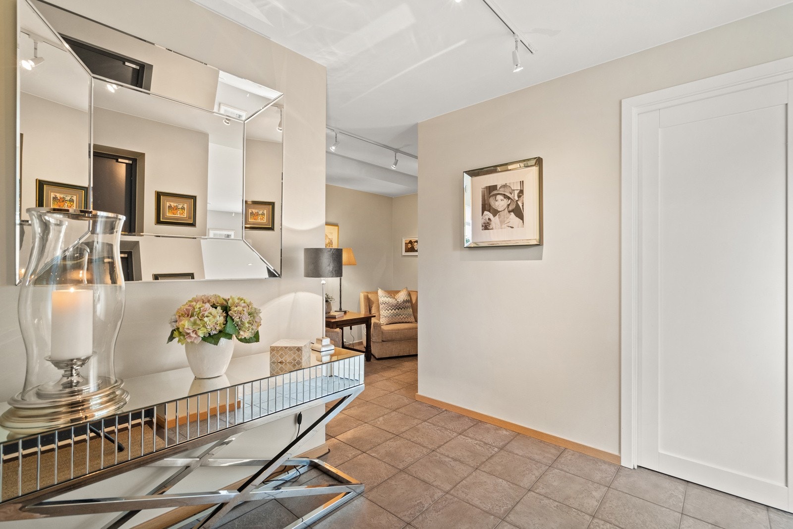 Velkommen inn - Romslig hall med bod og klesgarderobe Galleribilde