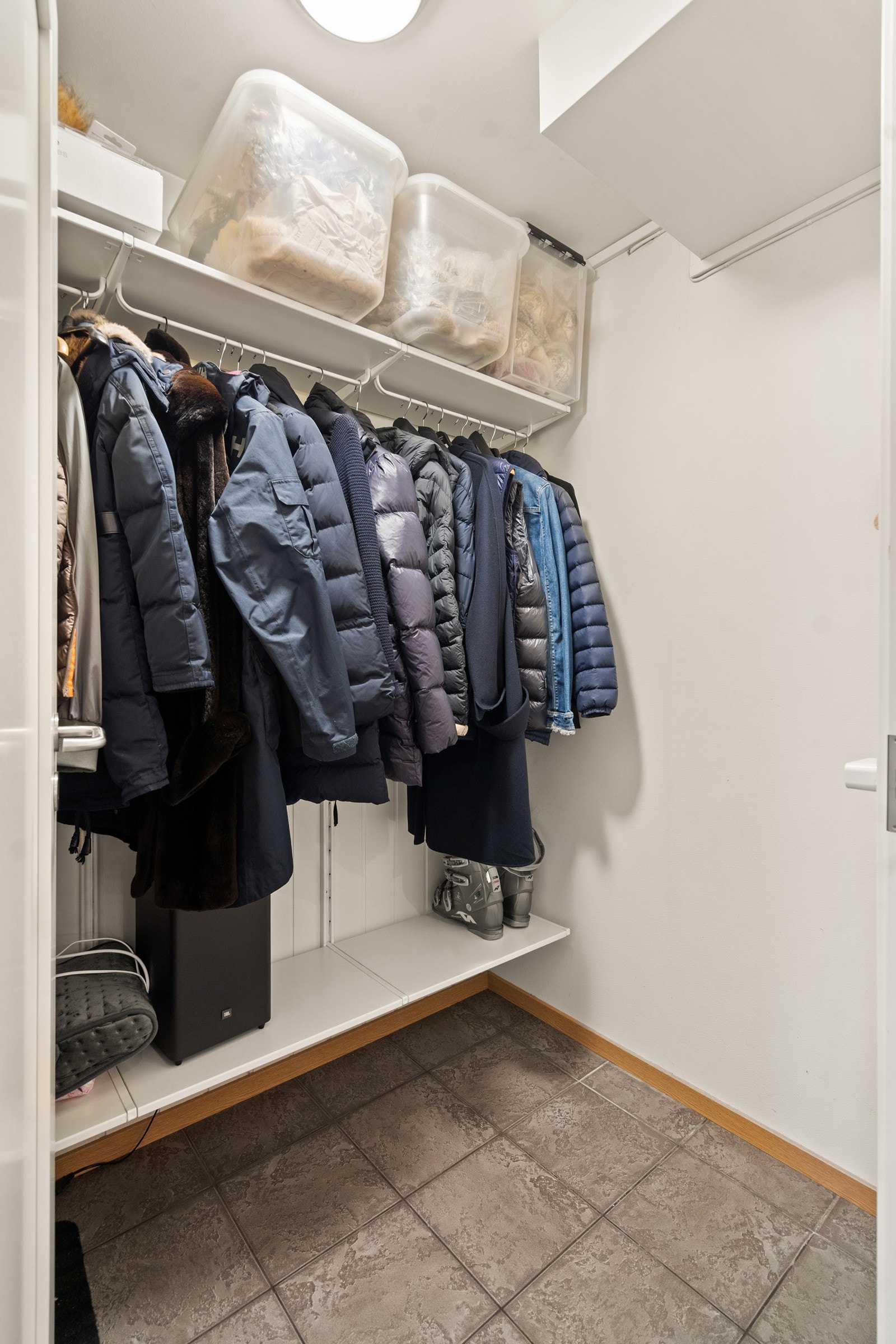 Praktisk garderoberom ifb med inngangspartiet Galleribilde