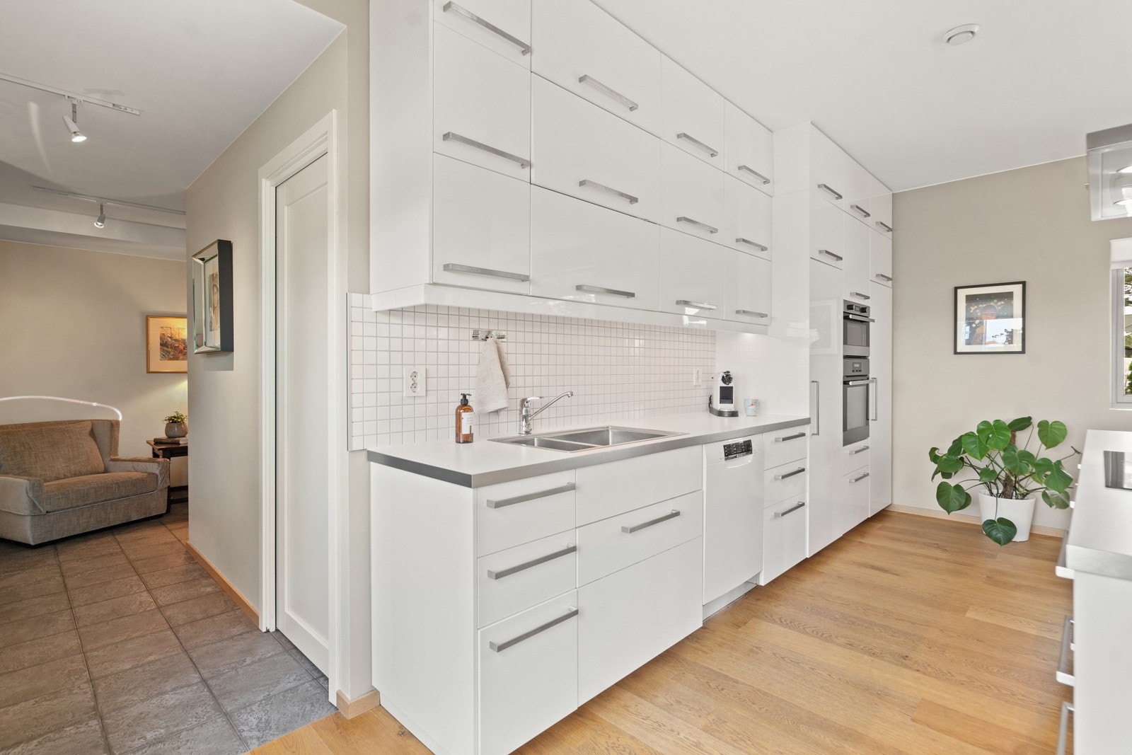 Velutstyrt kjøkken med mye skap- og benkplass Galleribilde