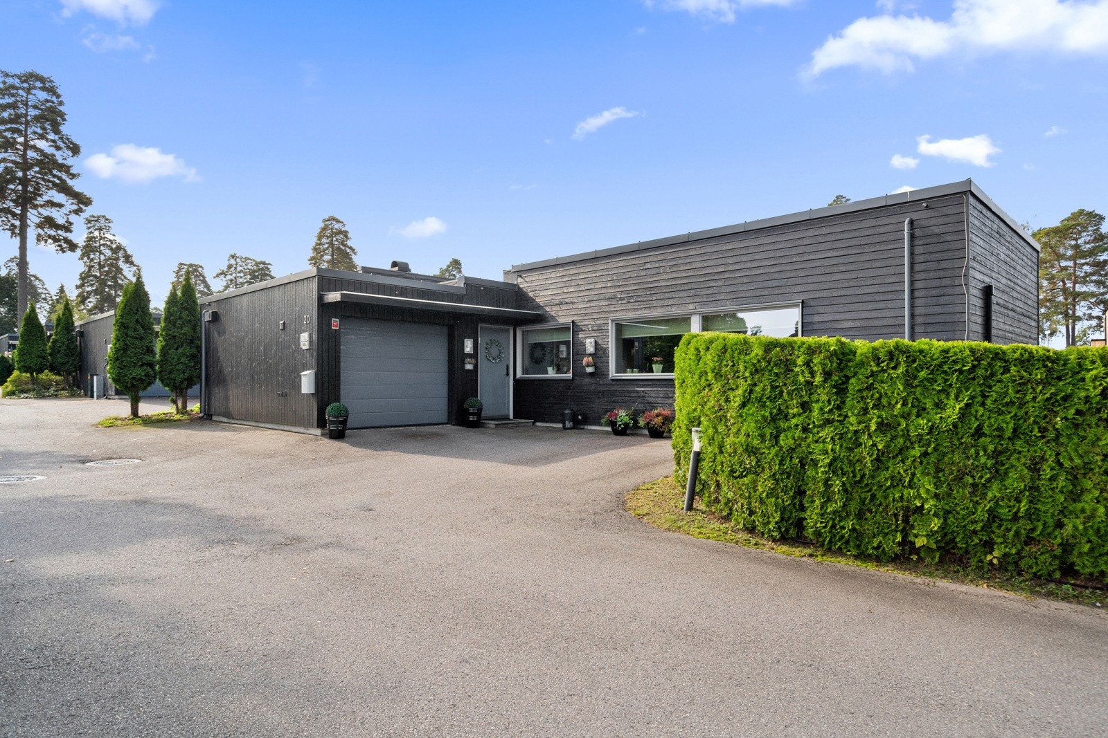 Praktisk gårdsplass med god plass til parkering Galleribilde