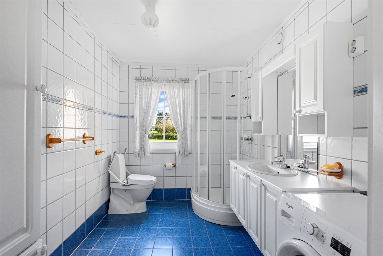 Bad med gulvvarme og fliser - God plass Galleribilde