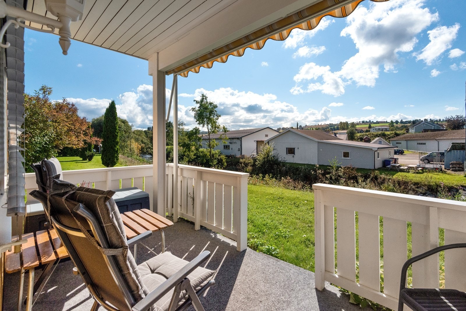 Hyggelig og sørvendt terrasse med flotte solforhold Galleribilde